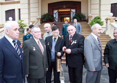 Treffen zwischen sowjetischen und vietnamesischen Veteranen